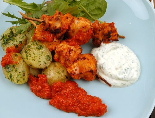 Kycklingspett med ajvar och färskpotatis i örter Kycklingspett med ajvar och färskpotatis i örter